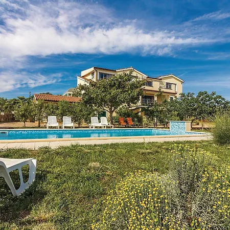 2 Bedroom Awesome In Апартаменты Воднян